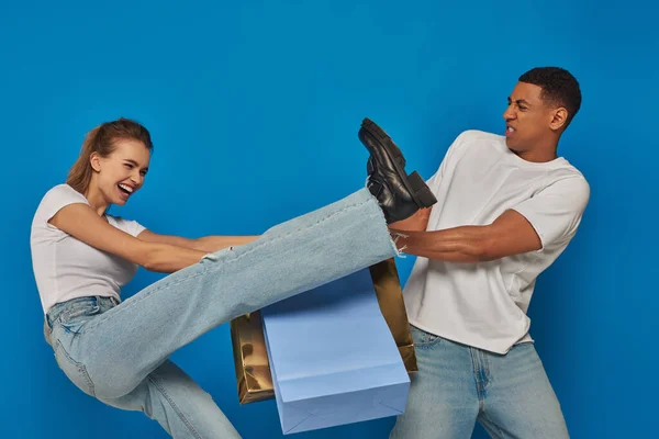 Consumismo Clientes Interracial Luchando Tirando Bolsas Compras Fondo Azul Las — Foto de Stock