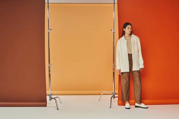 Élégant Asiatique Femme Automne Tenue Debout Sur Fond Multicolore Pantalon — Photo
