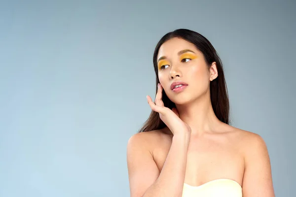 Femme Asiatique Avec Audacieux Maquillage Posant Haut Bustier Isolé Sur — Photo