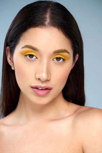 Kvinnlig Sensualitet Ganska Asiatisk Kvinna Med Djärv Makeup Och Bara — Stockfoto