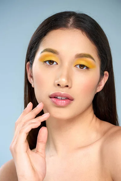 Élégance Femme Asiatique Avec Maquillage Audacieux Les Épaules Nues Touchant — Photo