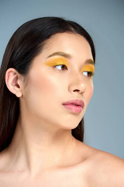 Beleza Juventude Mulher Asiática Com Maquiagem Ousada Ombros Nus Olhando — Fotografia de Stock