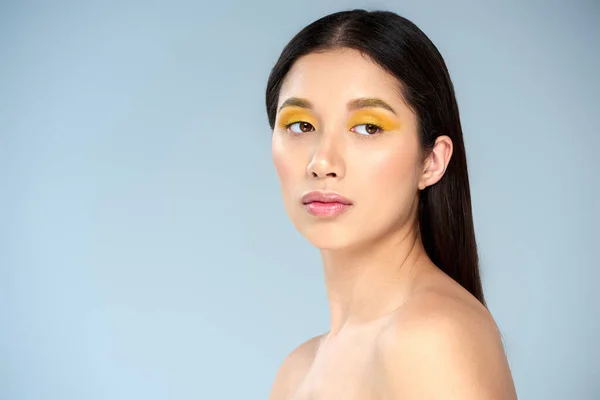 Portrait Femme Asiatique Avec Maquillage Audacieux Épaules Nues Regardant Loin — Photo