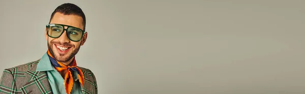 Gri Pankartta Güneş Gözlüğü Takan Ekose Ceketli Atkılı Mutlu Bir — Stok fotoğraf