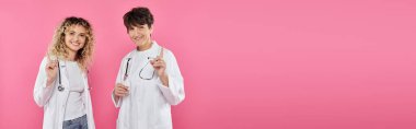 Pembe önlüklü kadın doktorlar uyarısı, neşe, göğüs kanseri farkındalığı, kadınlar, afiş