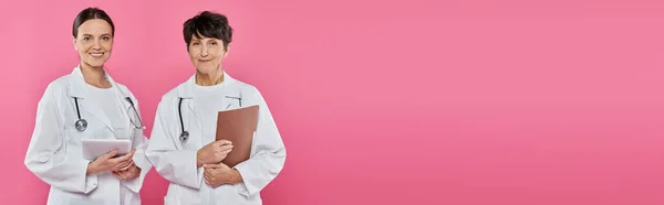 Onkologinnen Ärztinnen Digitales Zeitalter Tablet Folder Medizin Brustkrebsbewusstsein Banner — Stockfoto
