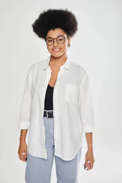 Retrato Alegre Mujer Afroamericana Camisa Mirando Cámara Aislada Gris — Foto de Stock
