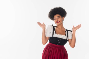Geleneksel kostümlü mutlu Afro-Amerikan Bavyera garsonu Oktoberfest 'e davet ediyor.
