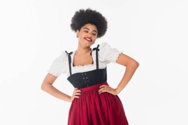 Bavyera kostümlü neşeli Afro-Amerikan garson elleri kalçasında, oktoberfest