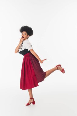 Oktoberfest kıyafetli Afro-Amerikan garsondan etkilendim. Ağzı beyaz ağızla kaplıydı.