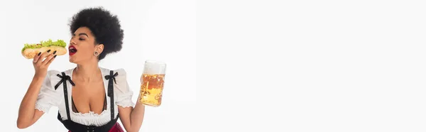 アフリカ系アメリカ人のウェイトレス ホットドッグの近くでホットドッグを開くビールのマグカップ バナー — ストック写真