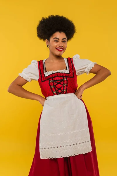 Alegre Africano Americano Bavarian Camarera Dirndl Cogido Mano Cintura Amarillo —  Fotos de Stock