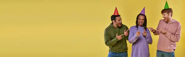Drie Multi Etnische Mannen Verjaardagshoeden Glimlachend Wijzende Vingers Naar Camera — Stockfoto