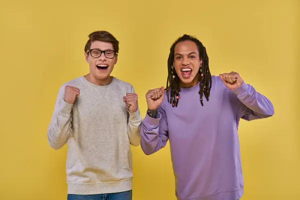 Alegre Jóvenes Amigos Traje Casual Sonriendo Sinceramente Con Los Puños — Foto de Stock