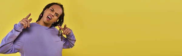 Zaskoczony Zszokowany Afrykański Amerykanin Fioletowej Bluzie Przekłuwającymi Palcami Sztandar — Zdjęcie stockowe