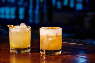Zarif viski kokteyli ve bar tezgahında tropikal caipirinha, nesne fotoğrafı, konsept
