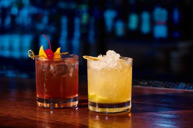 Buzlu tropik negroni ve caipirinha ve bar zeminli kiraz süslemesi, konsept