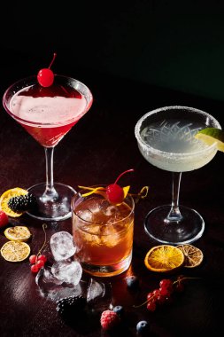 estetik margarita, kozmopolit ve kirazlı negroni, limon ve konsept.