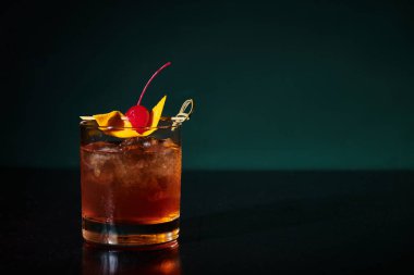 Susuzluk dindirici negroni vişne dolu siyah zemin üzerinde buz, konsept