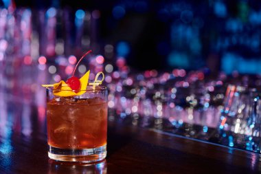 Buzlu, nefis negroni kokteyli, arka planda bar, konsept.