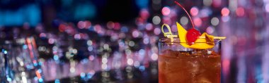 Buzlu negroni kokteyl kirazıyla süslenmiş arka planda bar, konsept, pankart