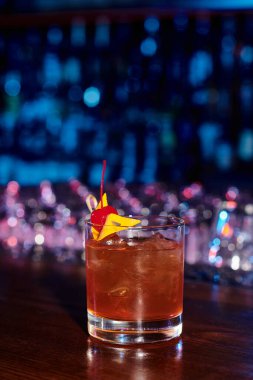 Buzlu bardakta nefis negroni söndürme tezgahında süsleme, konsept
