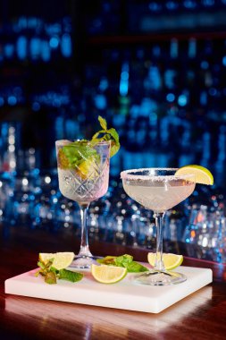 Lezzetli bohem rapsodisi ve bar tezgahında süslemeleri olan margarita.