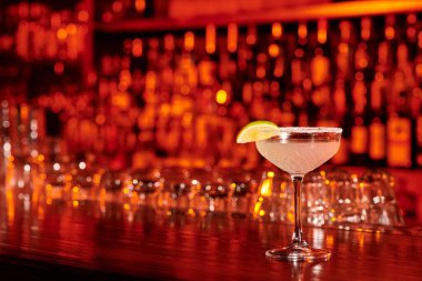 limon dilimiyle süslenmiş sofistike bir bardak margarita, kavram.