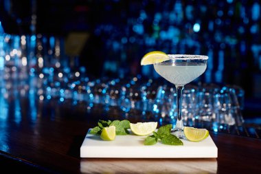 Lezzetli margaritayla dolu buz gibi bardakta limon dilimi, konsept.