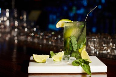 Buzlu, zarif mojito kokteyli naneli ve limonlu bar arkaplanı, konsept.