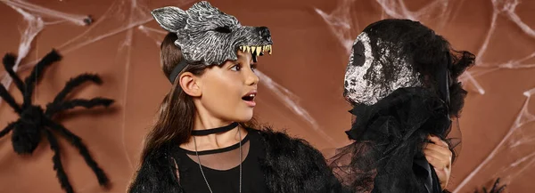 Close Geschrokken Meisje Zwart Kleding Kijken Naar Skelet Speelgoed Halloween — Stockfoto