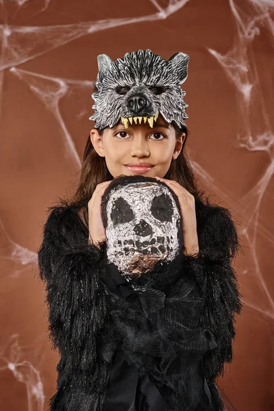 Portret Van Lachend Meisje Wolfsmasker Zwarte Kledij Knuffelen Griezelig Speelgoed — Stockfoto
