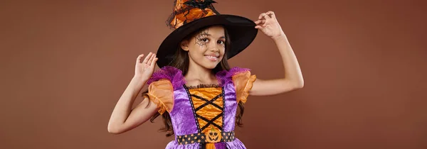 Glad Flicka Halloween Kostym Och Spetsig Hatt Poserar Brun Bakgrund — Stockfoto