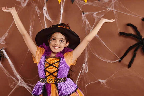 Alegre Brujita Disfraz Halloween Sombrero Puntiagudo Con Las Manos Levantadas — Foto de Stock