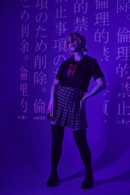 anime stili üniformalı kadın, elleri kalçasında, mavi neon ışıklı, hiyeroglifli.