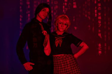 Öğrenci üniformalı anime kadın mor arkaplanda kırmızı ışıklı adamın kravatını çekiyor.