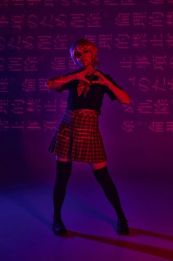 Okul üniformalı şık anime kadın hiyeroglifli neon mor fon üzerinde kalp işareti gösteriyor.