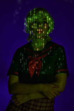 Genç kız öğrenci neon programlama kod projeksiyonu mavi arka planda, kostüm karakteri
