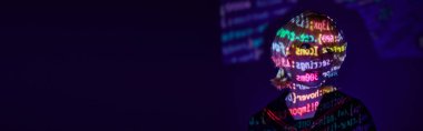 Genç kostümlü kadın renkli neon programlama sembolleri mavi arka planda, pankartta