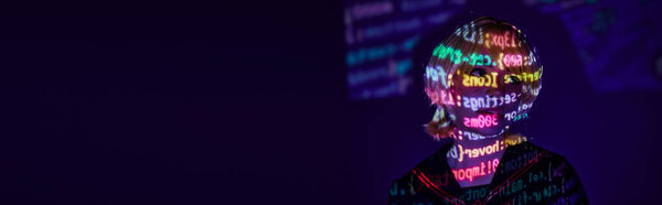 Joven Cosplay Mujer Colorido Neón Programación Símbolos Proyección Azul Telón — Foto de Stock