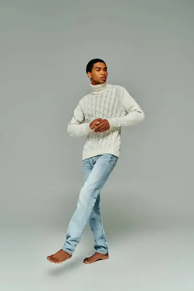 Bonito Elegante Homem Afro Americano Camisola Quente Jeans Olhando Para — Fotografia de Stock
