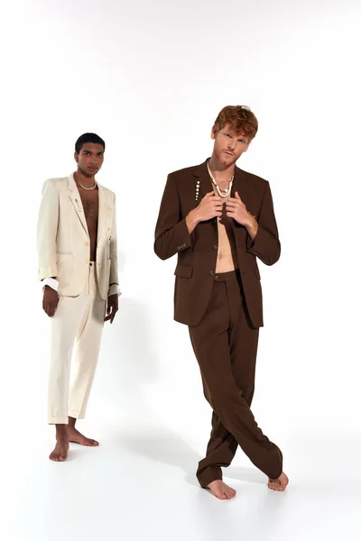 Knappe Interraciale Vrienden Poseren Blootsvoets Elegante Pakken Met Accessoires Zoek — Stockfoto
