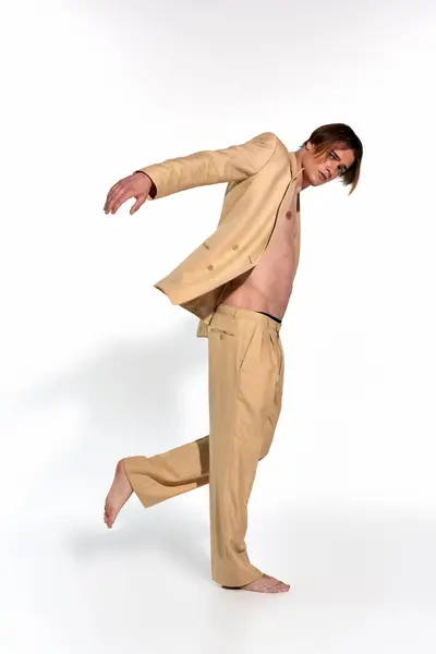 Flot Elegant Mand Stilfuld Fornemme Jakkesæt Poserer Bevægelse Hvid Baggrund - Stock-foto