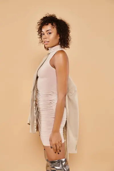 Höst Trender Vacker Afrikansk Amerikansk Kvinna Poserar Tight Klänning Med — Stockfoto