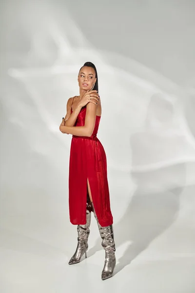 Full Längd Afrikansk Amerikansk Kvinna Röd Klänning Och Silver Stövlar — Stockfoto