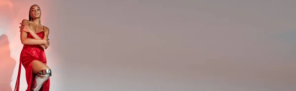 Стильная Африканская Американка Красном Платье Серебряных Сапогах Сером Фоне Освещением — стоковое фото