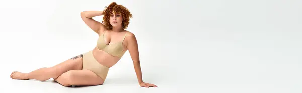 Cuerpo Positivo Pelirroja Mujer Ropa Interior Color Topo Sentado Sobre —  Fotos de Stock