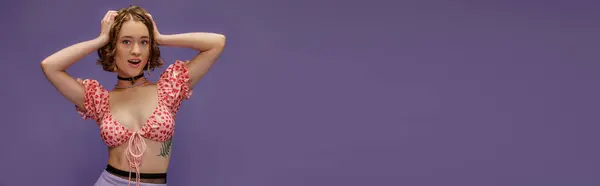 Взволнованная Молодая Женщина Обрезанной Верхней Части Сердцами Глядя Камеру Фиолетовом — стоковое фото