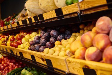 Markette şeftali, erik ve kavunlu renkli meyve tezgahının fotoğrafı, hiç kimse, itiraz fotoğrafı.