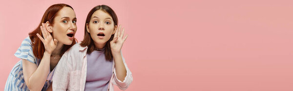 любопытная мать и дочь-подросток держатся за руки рядом с ушами и подслушивают розовый, баннер